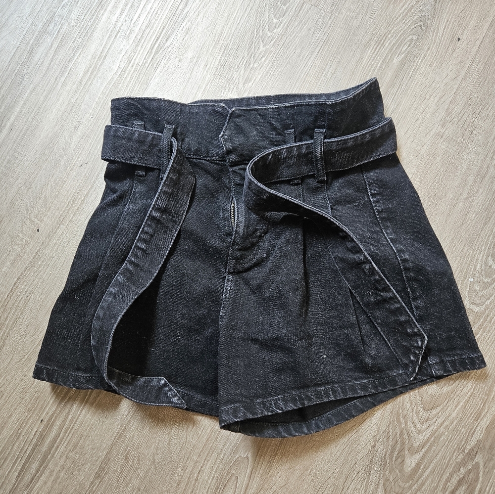 Vintage guess High waisted shorts, black size 25
